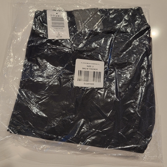 TORRID Premium Leggings Diamond Mesh Size 2 - Picture 5 of 10